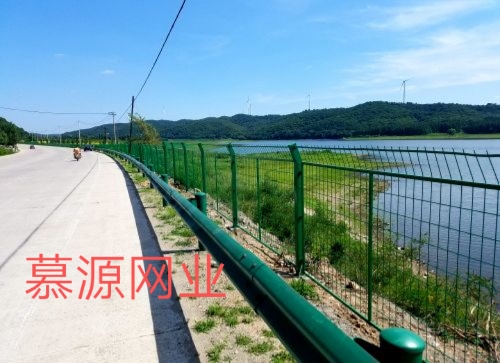 高速公路常用隔離網(wǎng)：公路隔離網(wǎng)、防炫目網(wǎng)、護(hù)欄板
